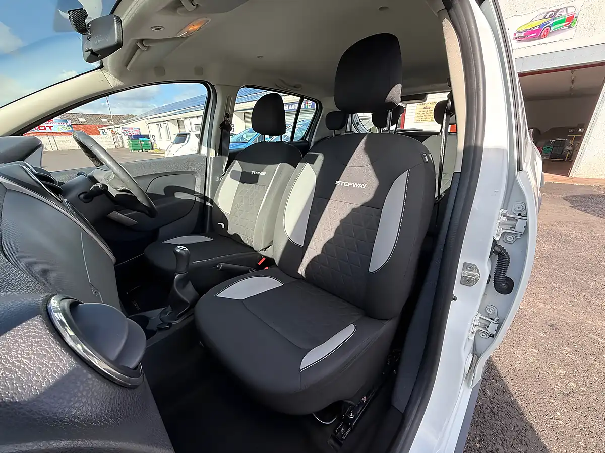 Used 2016 Dacia Sandero Stepway Laureate White - Interior and Exterior details 16