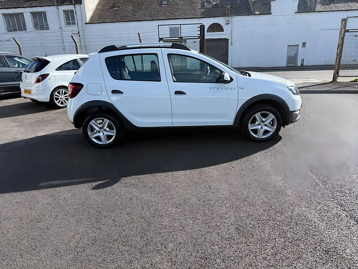 Used 2016 Dacia Sandero Stepway Laureate White - Interior and Exterior details 4