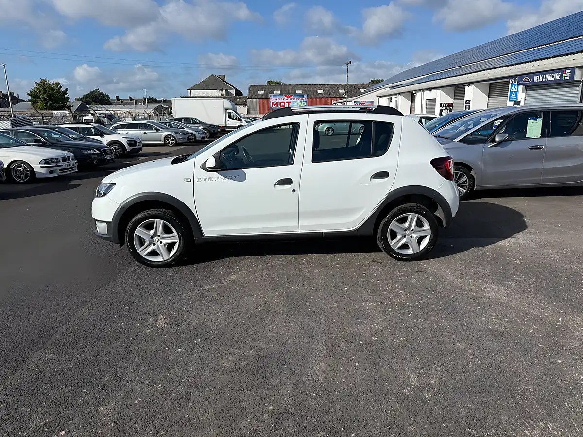 Used 2016 Dacia Sandero Stepway Laureate White - Interior and Exterior details 8