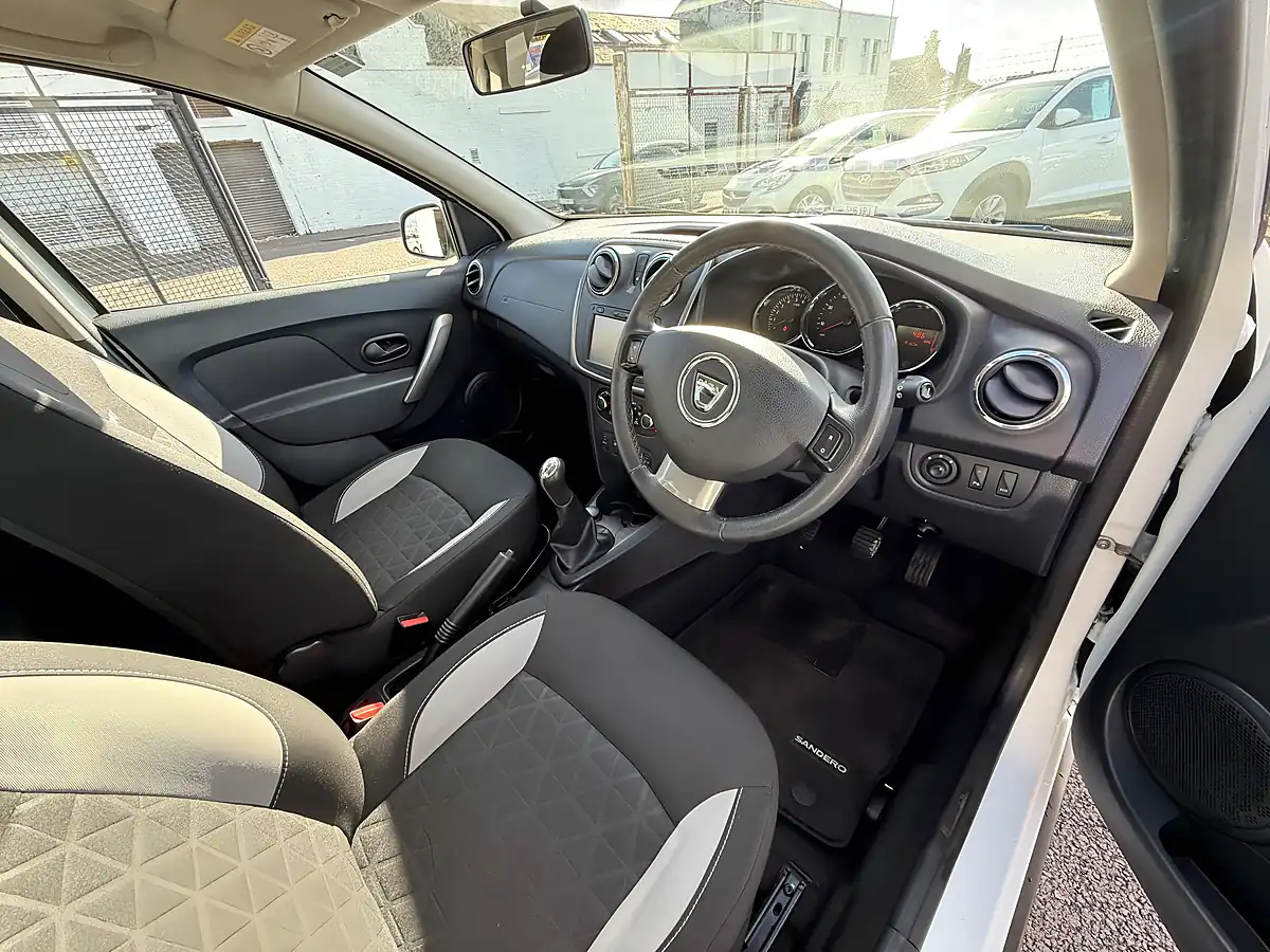 Used 2016 Dacia Sandero Stepway Laureate White - Interior and Exterior details 9