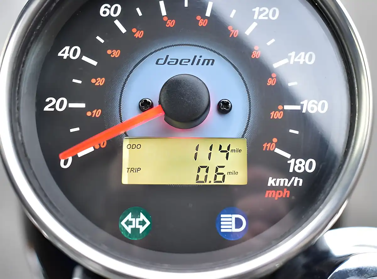 Used 2016 Daelim Daystar Black - Interior and Exterior details 9