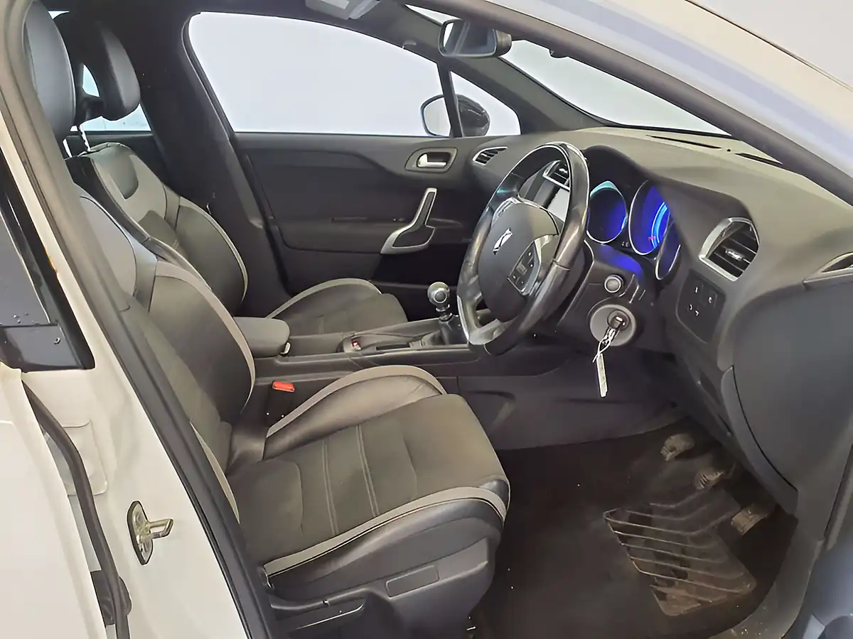 Used 2016 DS 4 Elegance Pearl White - Interior and Exterior details 10