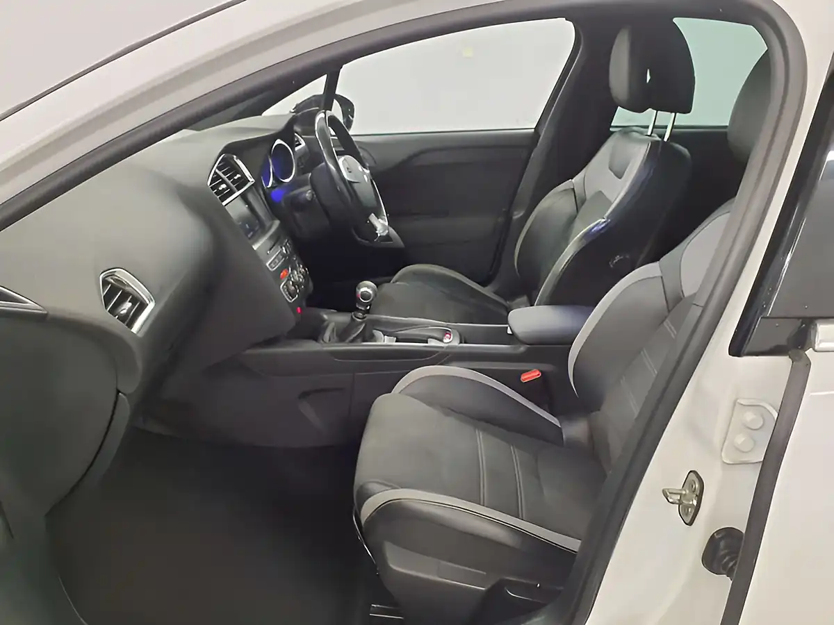 Used 2016 DS 4 Elegance Pearl White - Interior and Exterior details 11