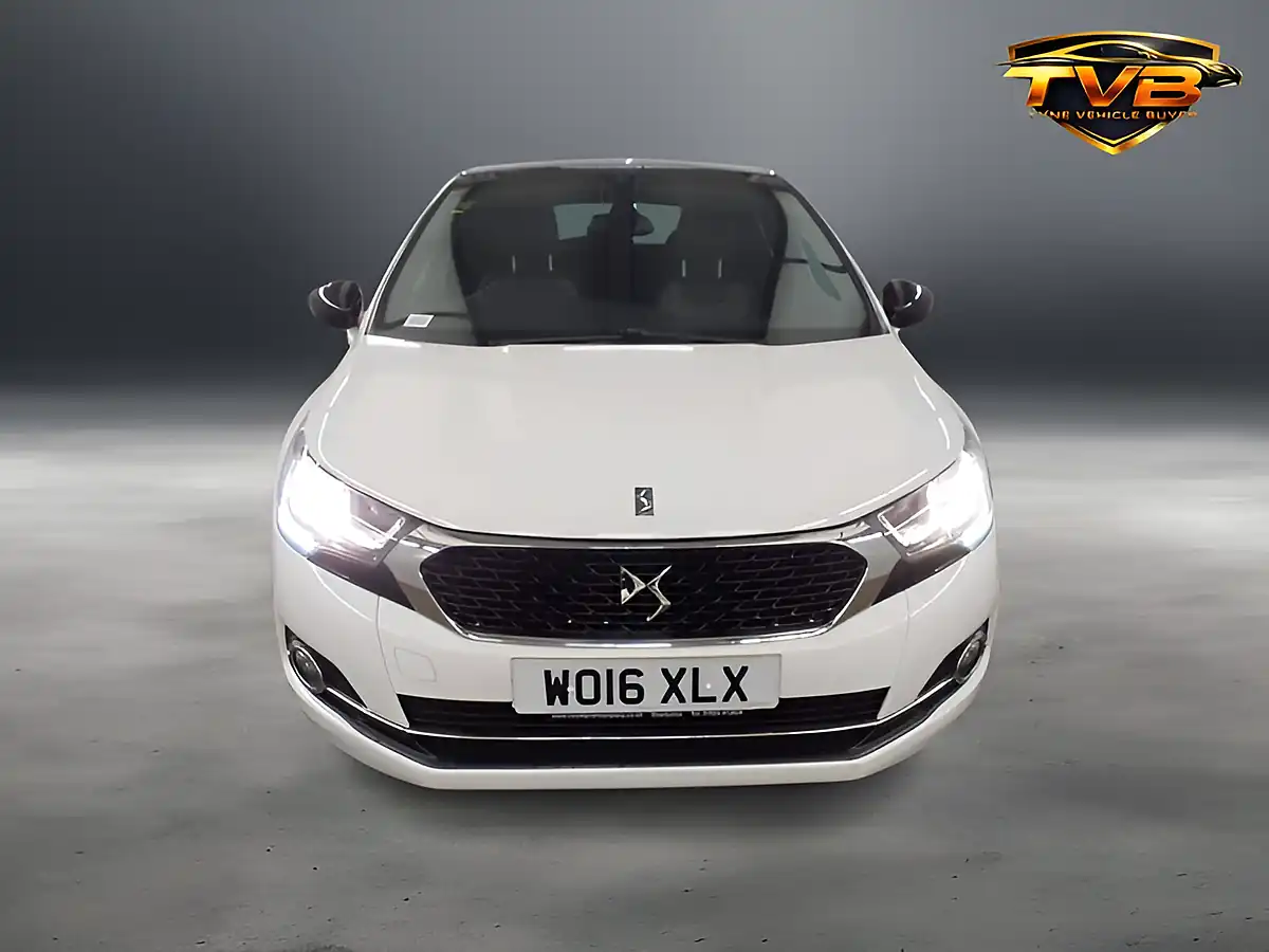 Used 2016 DS 4 Elegance Pearl White - Interior and Exterior details 8