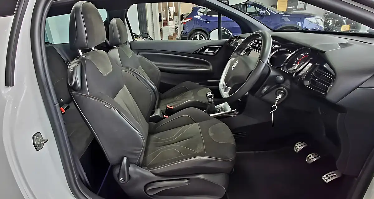 Used 2016 DS Automobiles DS 3 Cabrio Elegance White - Interior and Exterior details 11