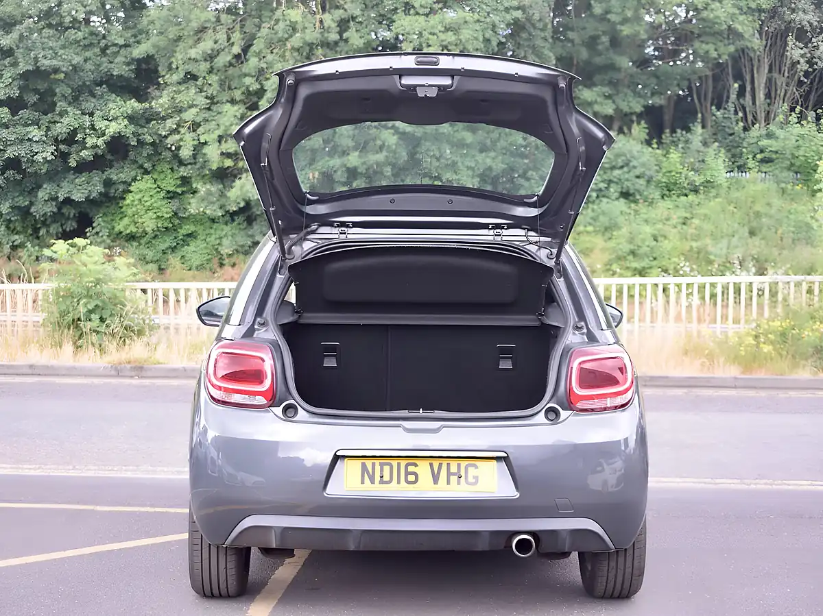 Used 2016 DS Automobiles DS 3 Chic Grey - Interior and Exterior details 7