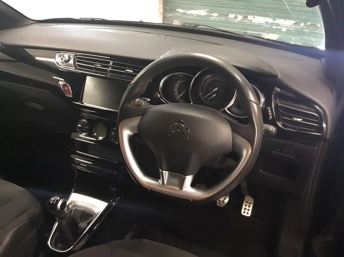 Used 2016 DS Automobiles DS 3 Elegance Black - Interior and Exterior details 13