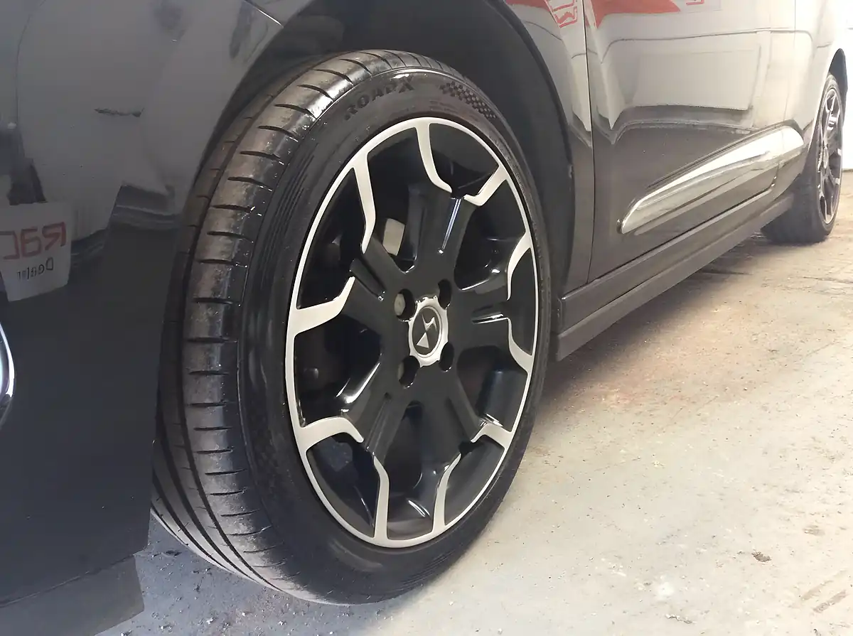 Used 2016 DS Automobiles DS 3 Elegance Black - Interior and Exterior details 20