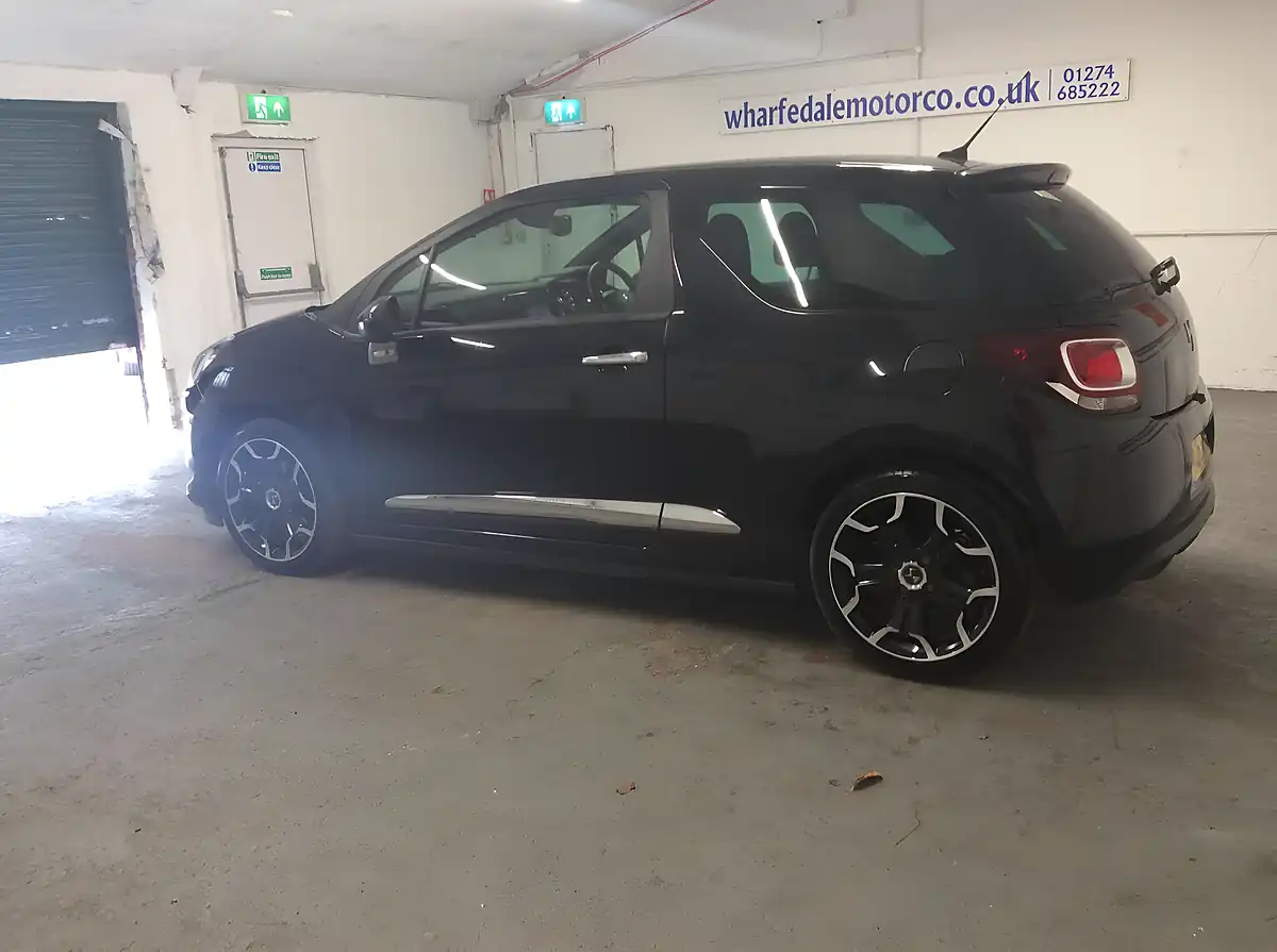 Used 2016 DS Automobiles DS 3 Elegance Black - Interior and Exterior details 9