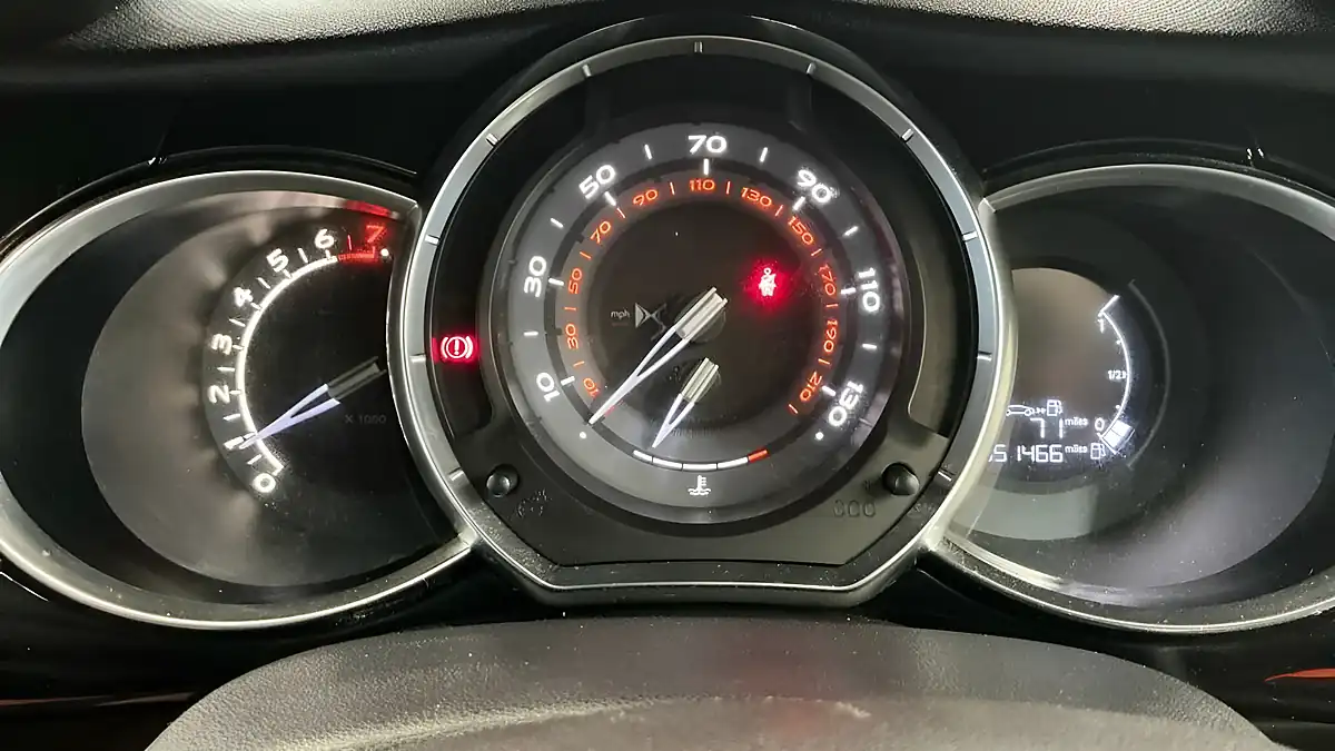 Used 2016 DS Automobiles DS 3 Performance Line White - Interior and Exterior details 10