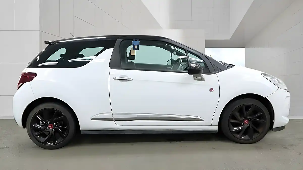Used 2016 DS Automobiles DS 3 Performance Line White - Interior and Exterior details 9