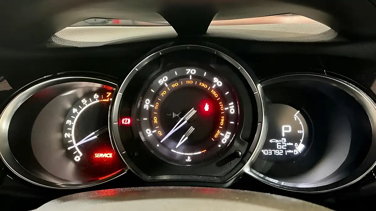 Used 2016 DS Automobiles DS 3 Prestige Grey - Interior and Exterior details 9