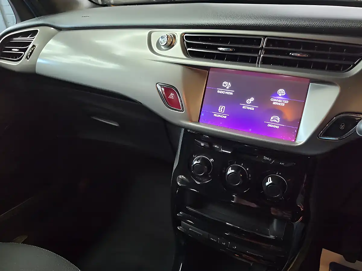 Used 2016 DS DS 3 Chic Blue - Interior and Exterior details 15