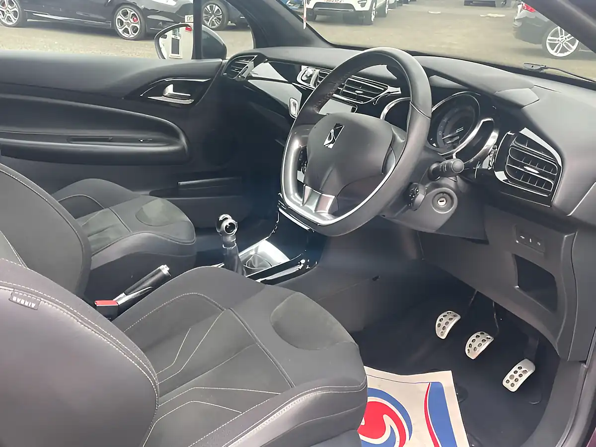 Used 2016 DS DS 3 Elegance Purple - Interior and Exterior details 11