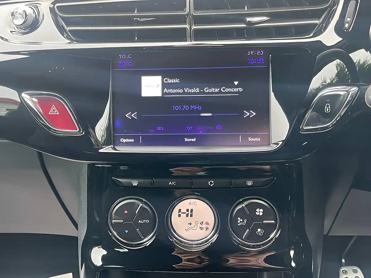 Used 2016 DS DS 3 Elegance Purple - Interior and Exterior details 15