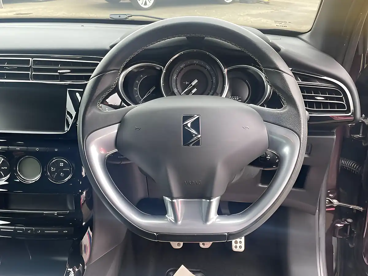 Used 2016 DS DS 3 Elegance Purple - Interior and Exterior details 18