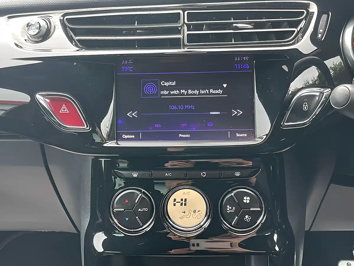 Used 2016 DS DS 3 Elegance Red - Interior and Exterior details 16