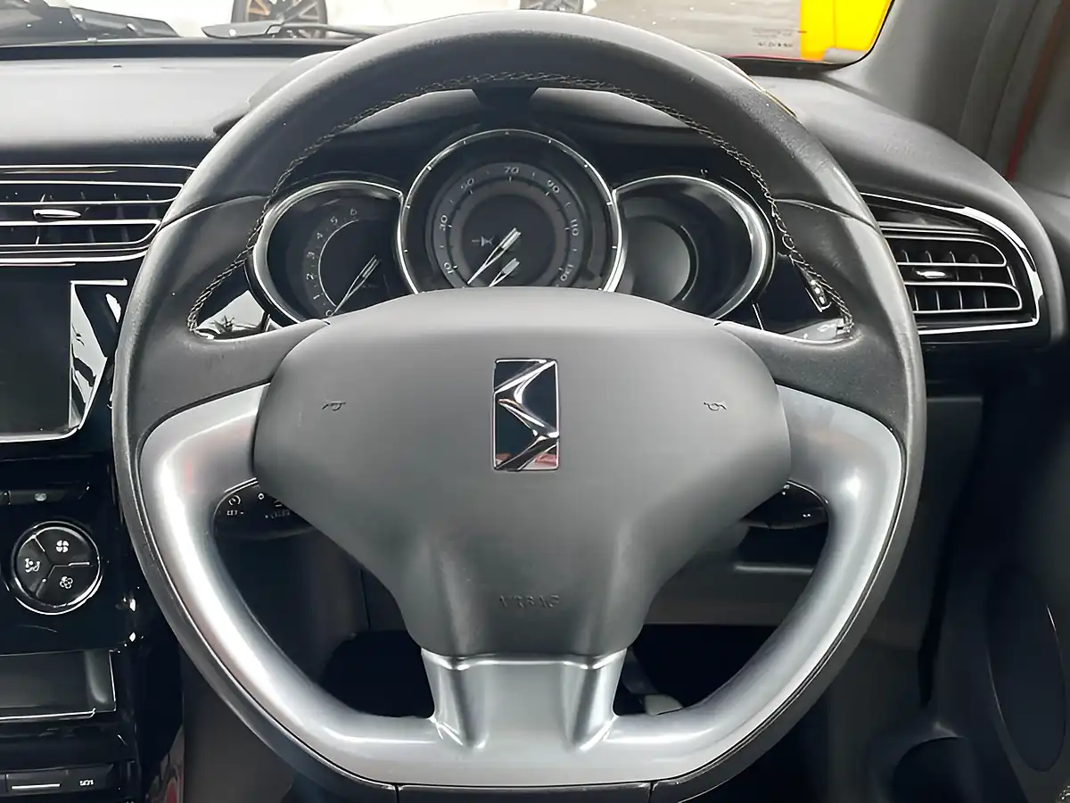 Used 2016 DS DS 3 Elegance Red - Interior and Exterior details 18