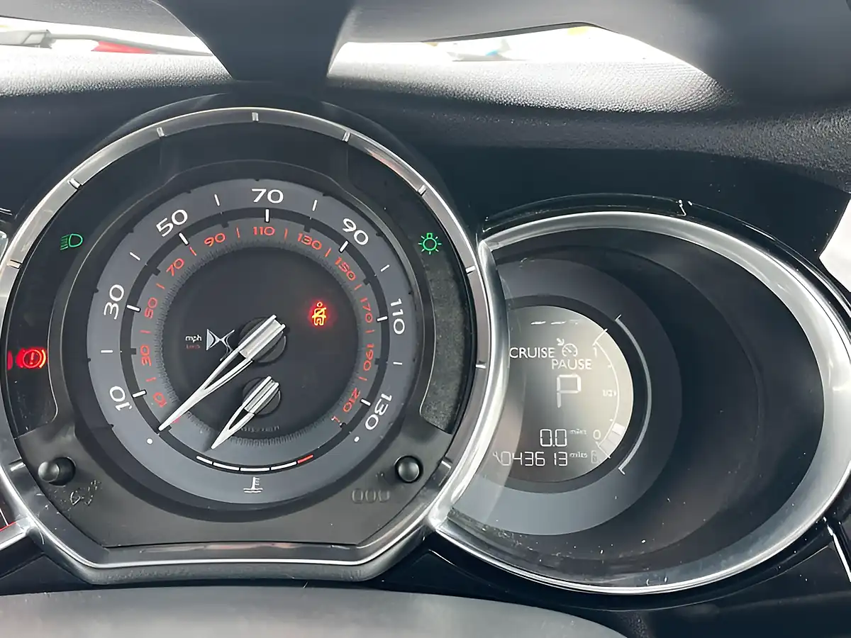 Used 2016 DS DS 3 Elegance Red - Interior and Exterior details 19