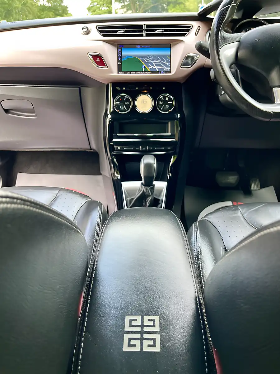 Used 2016 DS DS 3 Givenchy Le Makeup White - Interior and Exterior details 13