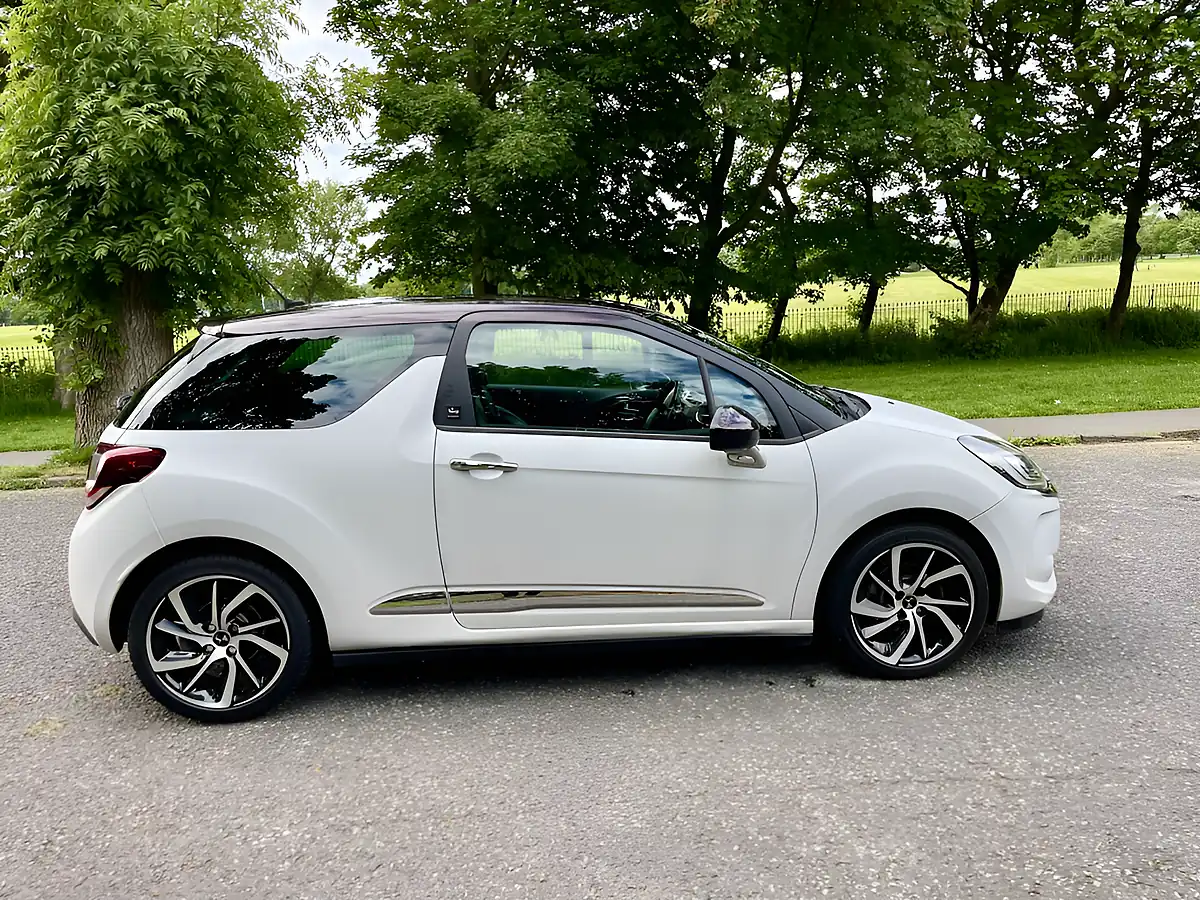Used 2016 DS DS 3 Givenchy Le Makeup White - Interior and Exterior details 6