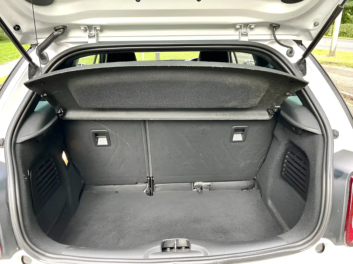 Used 2016 DS DS 3 Givenchy Le Makeup White - Interior and Exterior details 9