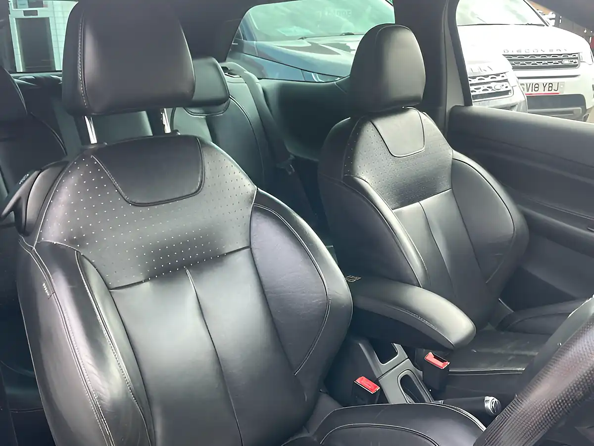 Used 2016 DS DS 3 Givenchy Le Makeup White - Interior and Exterior details 13