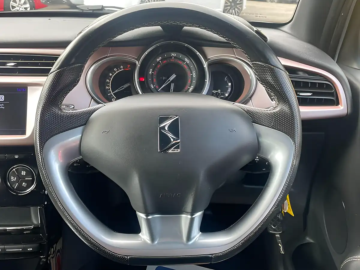 Used 2016 DS DS 3 Givenchy Le Makeup White - Interior and Exterior details 19
