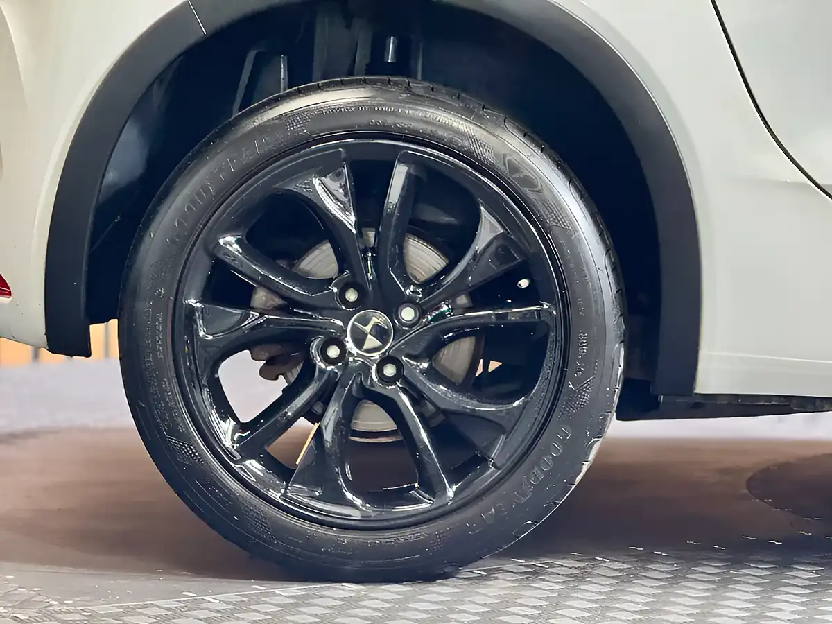 Used 2016 DS DS 4 Crossback White - Interior and Exterior details 9