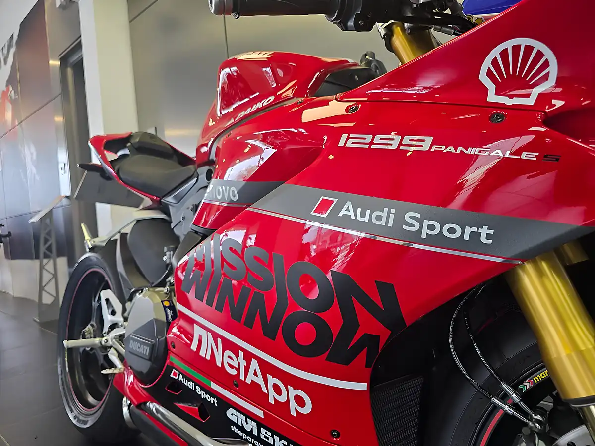 Used 2016 Ducati 1299 Panigale S Red - Interior and Exterior details 9