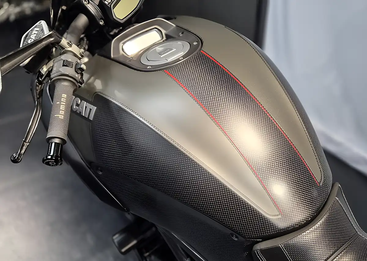 Used 2016 Ducati Diavel Carbon Ashphalt Grey/Carbon - Interior and Exterior details 13