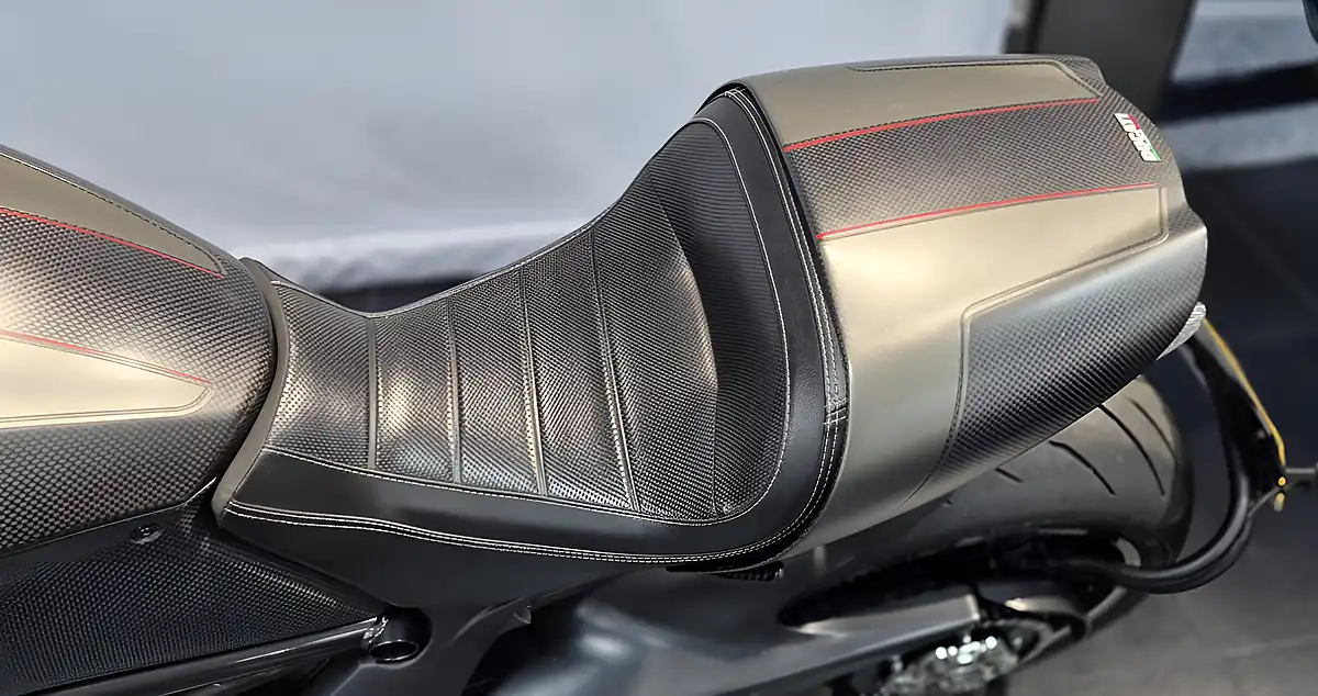 Used 2016 Ducati Diavel Carbon Ashphalt Grey/Carbon - Interior and Exterior details 14