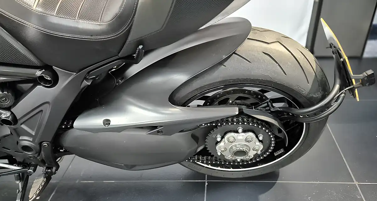 Used 2016 Ducati Diavel Carbon Ashphalt Grey/Carbon - Interior and Exterior details 15