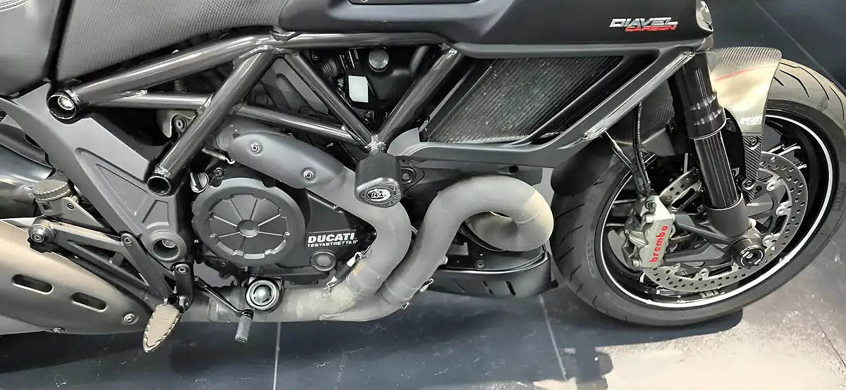 Used 2016 Ducati Diavel Carbon Ashphalt Grey/Carbon - Interior and Exterior details 6