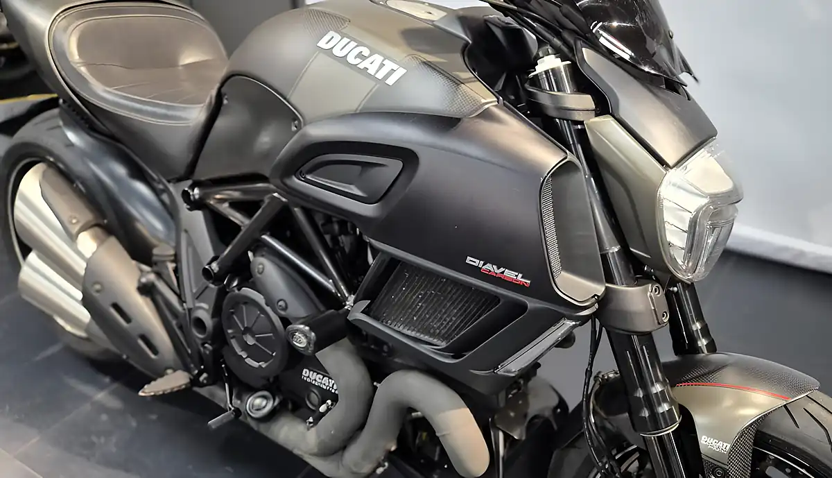 Used 2016 Ducati Diavel Carbon Ashphalt Grey/Carbon - Interior and Exterior details 7