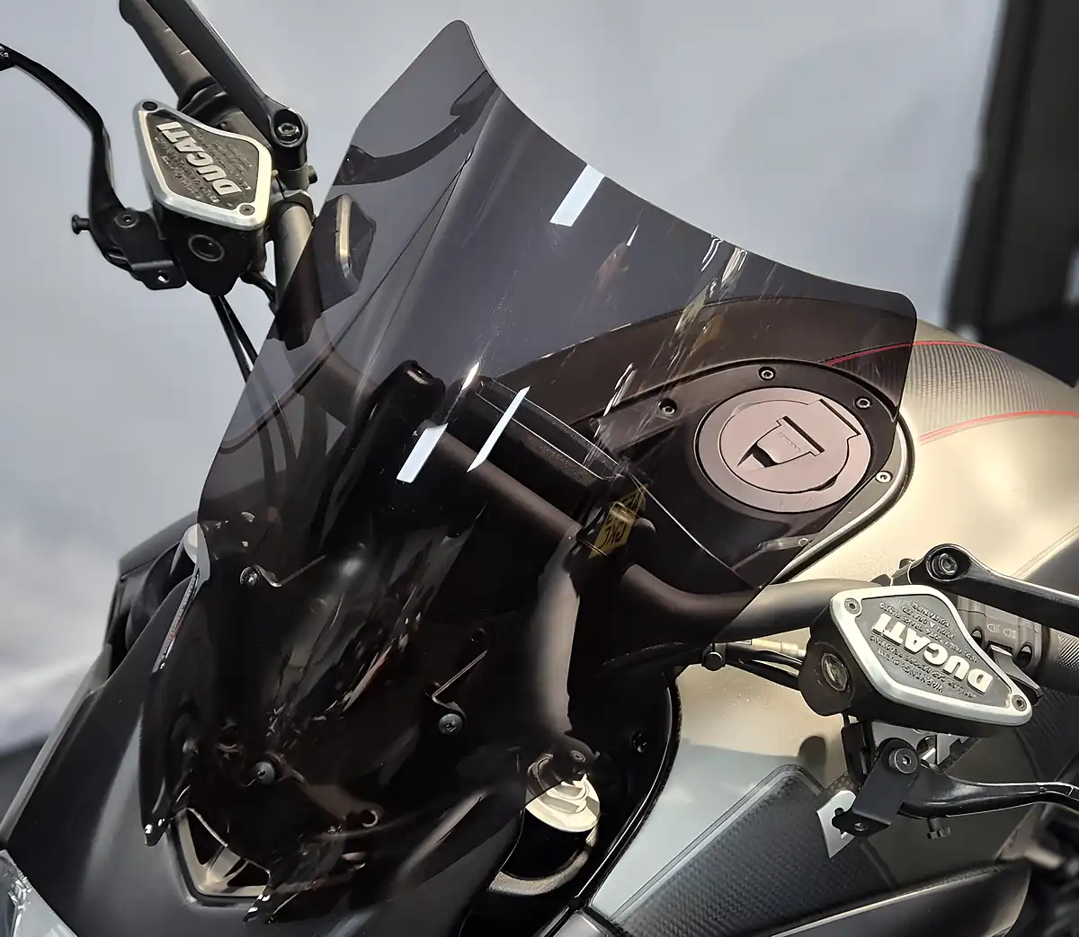 Used 2016 Ducati Diavel Carbon Ashphalt Grey/Carbon - Interior and Exterior details 11
