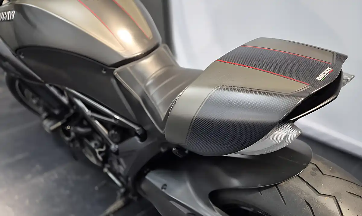 Used 2016 Ducati Diavel Carbon Ashphalt Grey/Carbon - Interior and Exterior details 16