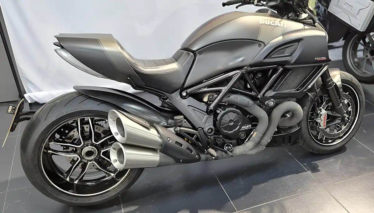 Used 2016 Ducati Diavel Carbon Ashphalt Grey/Carbon - Interior and Exterior details 2
