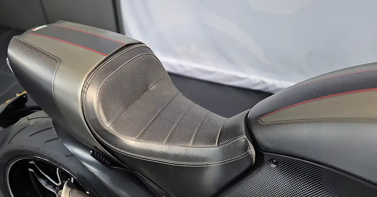 Used 2016 Ducati Diavel Carbon Ashphalt Grey/Carbon - Interior and Exterior details 4