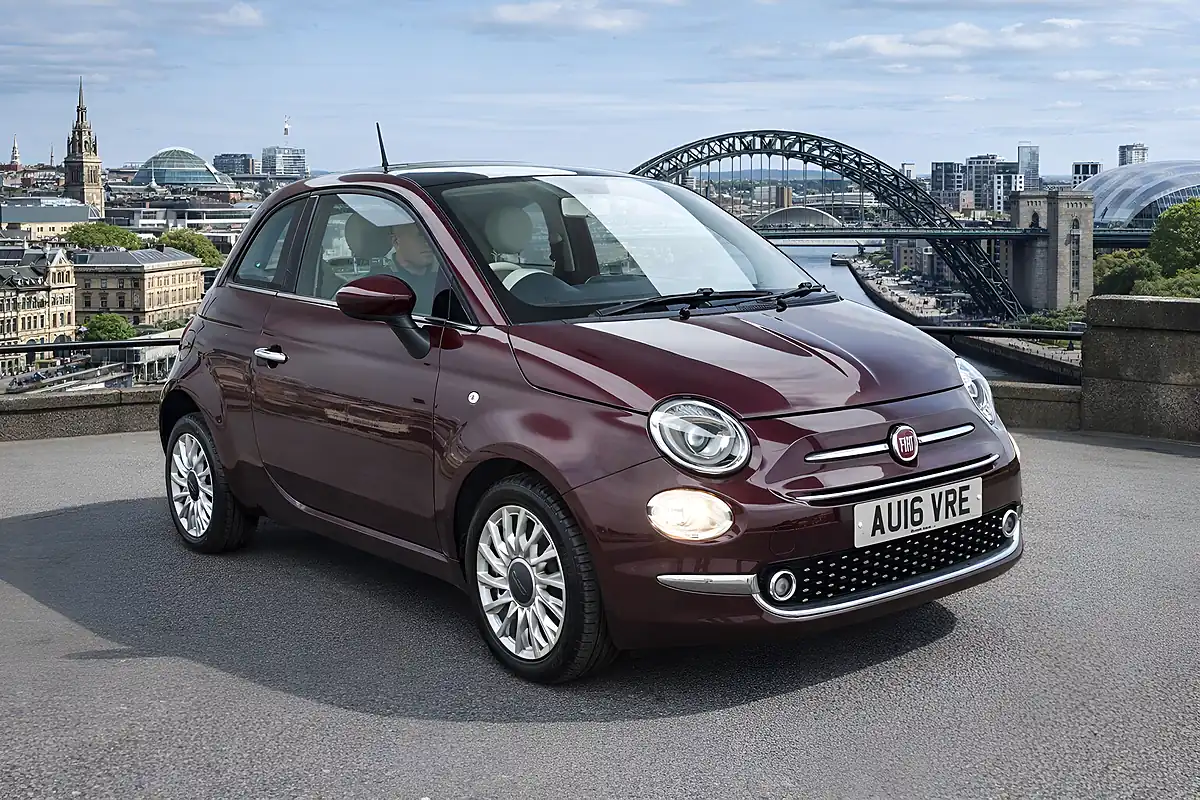 Used 2016 Fiat 500 Lounge Red - Front View
