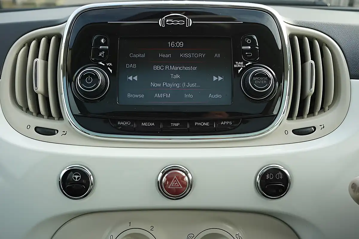 Used 2016 Fiat 500 Lounge White - Interior and Exterior details 16