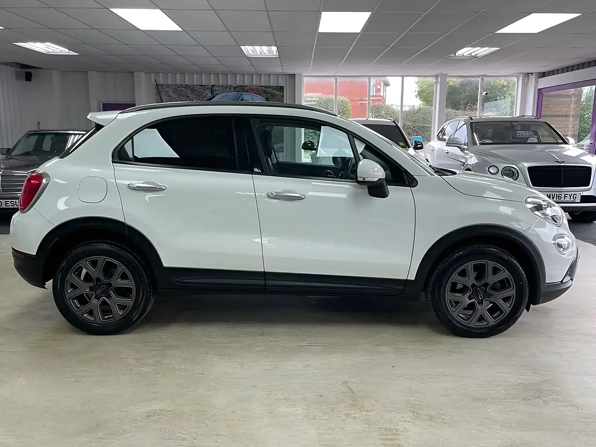 Used 2016 Fiat 500x Cross Ice White - Interior and Exterior details 10