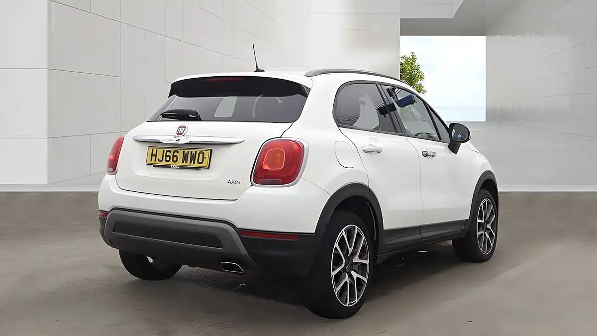 Used 2016 Fiat 500X Cross Plus Ice White - Interior and Exterior details 5