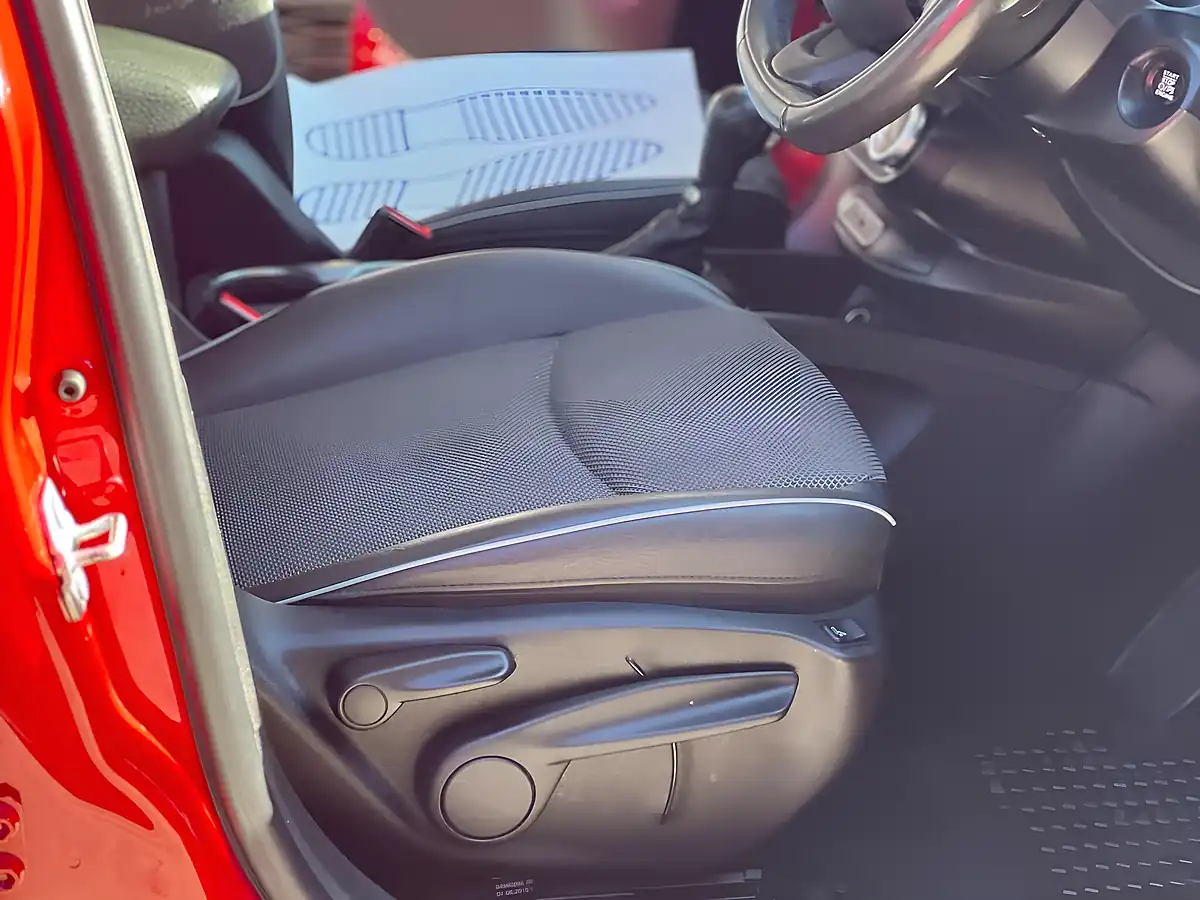 Used 2016 Fiat 500X Cross Red - Interior and Exterior details 9