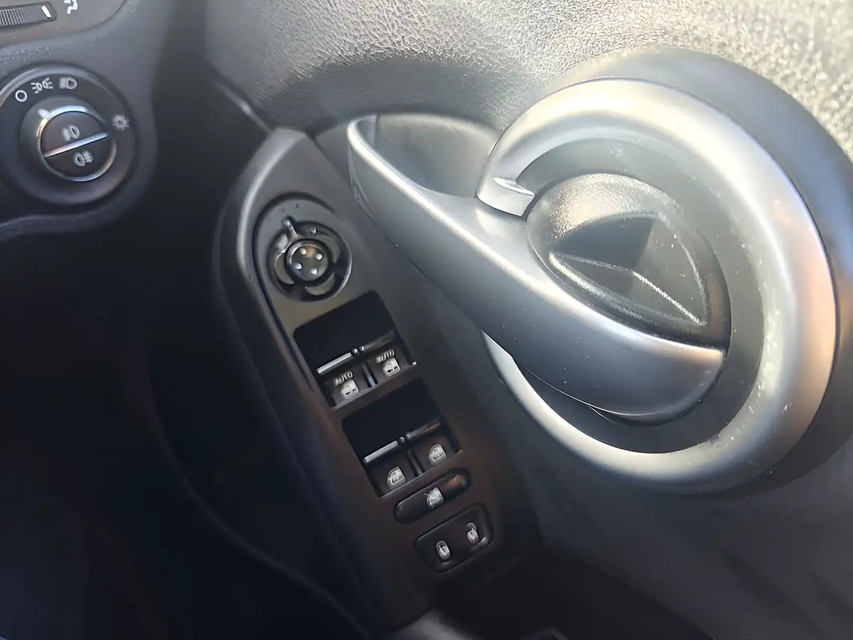 Used 2016 Fiat 500X Cross White - Interior and Exterior details 8
