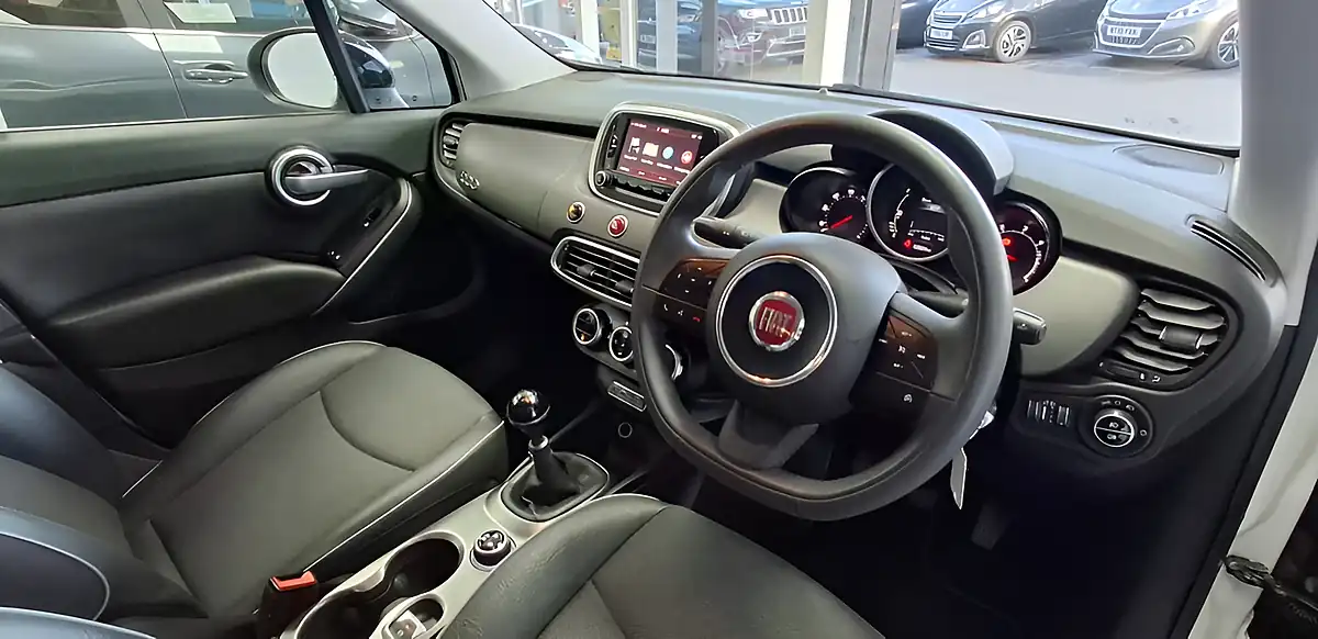 Used 2016 Fiat 500X Cross White - Interior and Exterior details 11