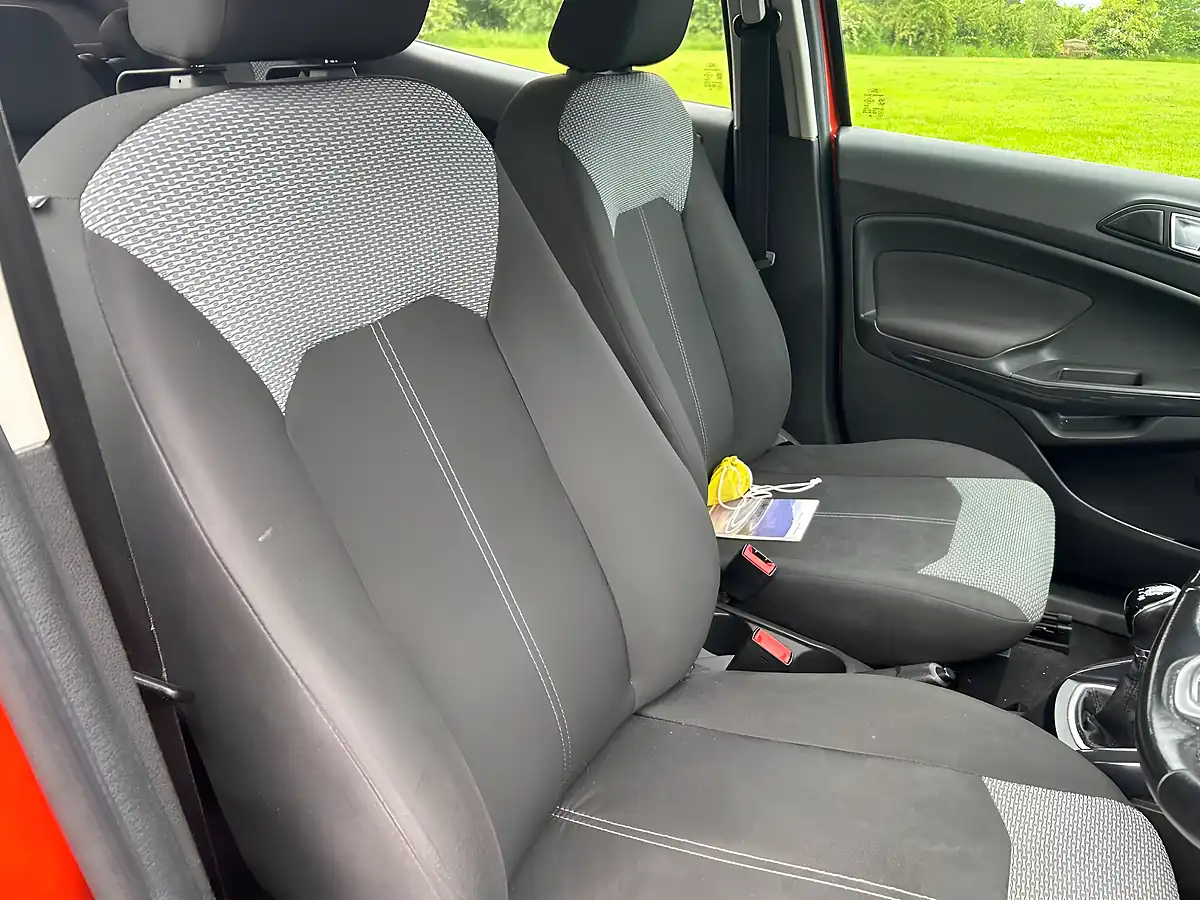 Used 2016 Ford Ecosport Zetec Red - Interior and Exterior details 9