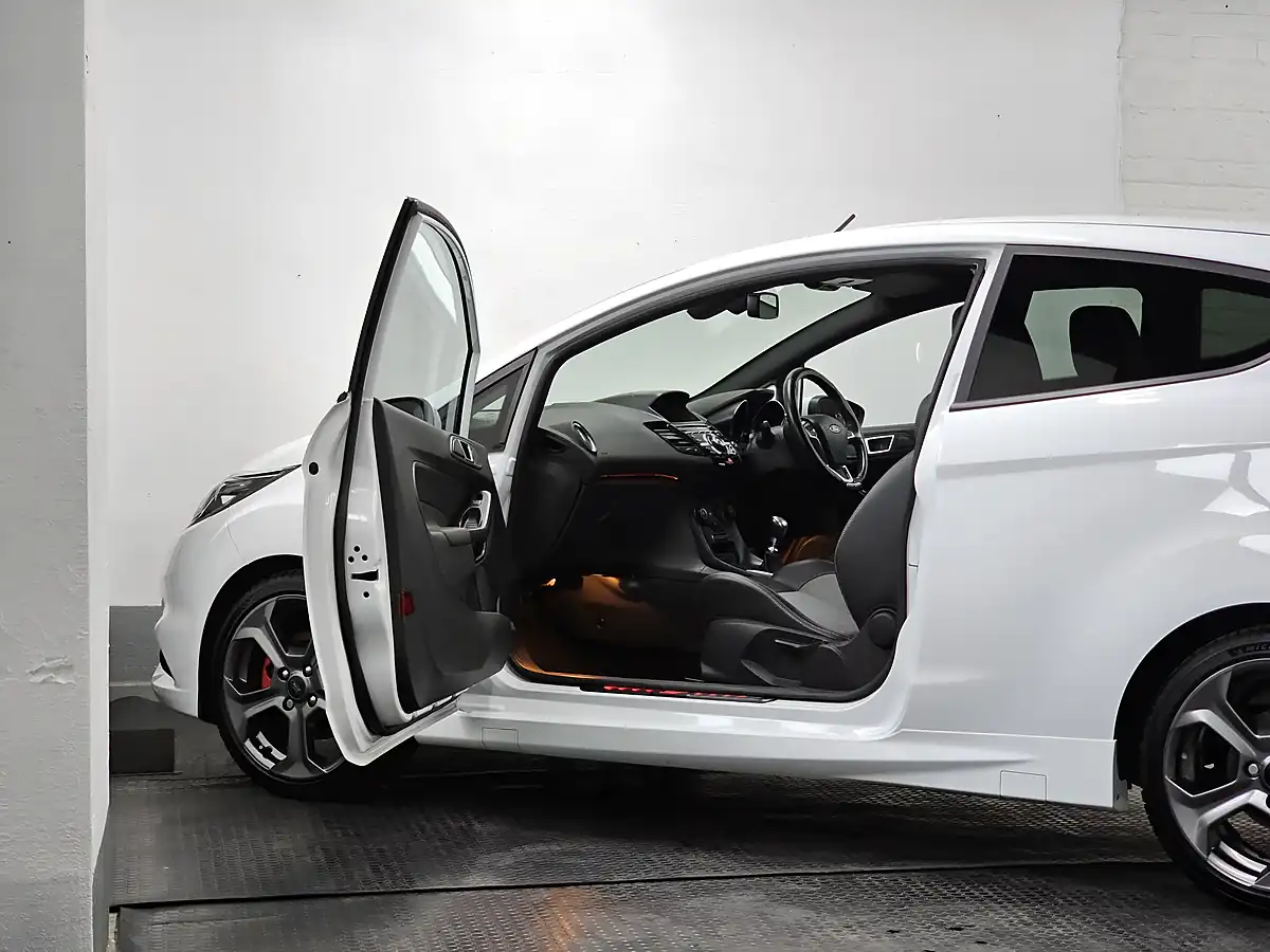 Used 2016 Ford Fiesta ST-3 Frozen White - Interior and Exterior details 11