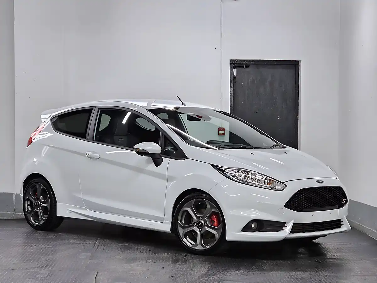Used 2016 Ford Fiesta ST-3 Frozen White - Interior and Exterior details 4