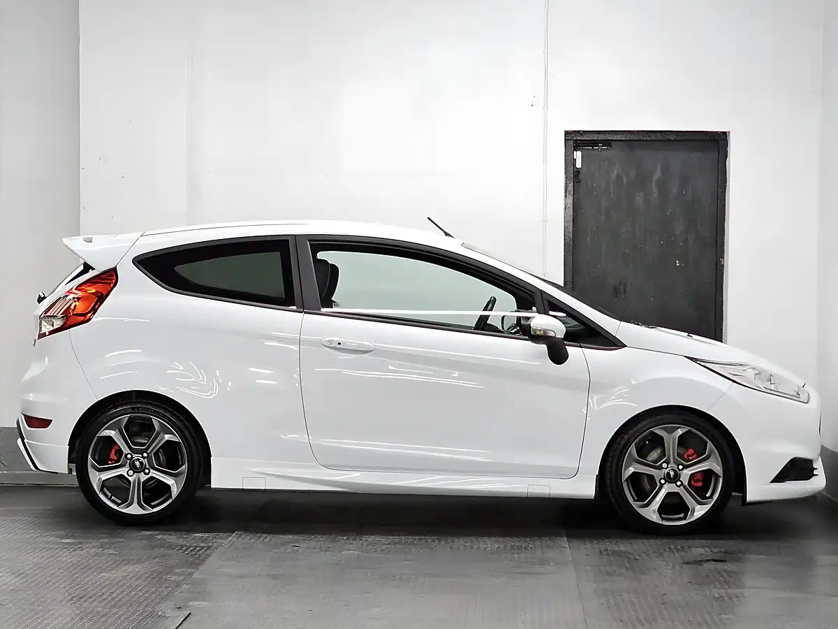 Used 2016 Ford Fiesta ST-3 Frozen White - Interior and Exterior details 5